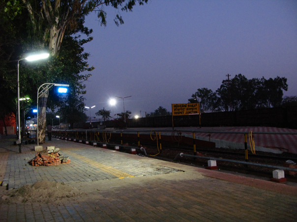 © Julie Chetaille | inde fév 2013 | At Dawn… Waiting for the Train