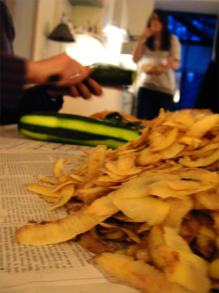 © Julie Chetaille | paris déc 2009 | Les amateurs d'épluchures de patates - purée pommes de terre/courgettes pour 50 (dédicace familiale pour Marinou :)